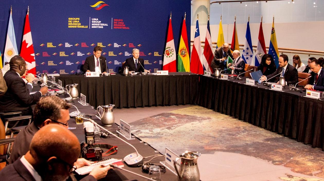 Los ministros de Asuntos Exteriores de Perú, Gustavo Meza-Cuadra (), y de Canadá, Francois-Philippe Champagne (d), durante la apertura de la reunión ministerial del Grupo de Lima este jueves en Ottawa (Canadá).