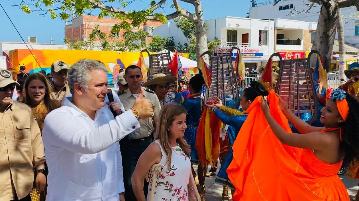 El Presidente Duque a su llegada a Puerto acompañado de la Gobernadora Elsa Noguera.