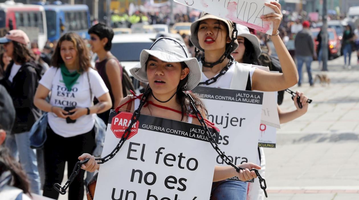 Mujeres protestan en el Día Internacional de la Mujer, este domingo en Bogotá (Colombia).