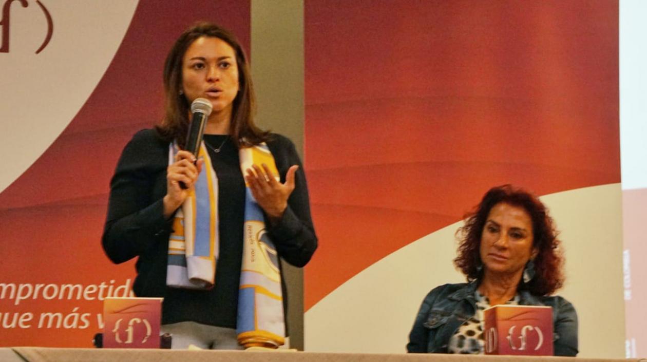 La Superintendente Natasha Avendaño García anunciando el convenio de Findeter.