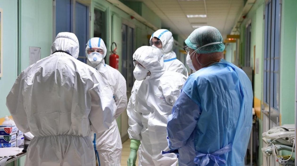Médicos italianos que atienden el brote de coronavirus en ese país. 