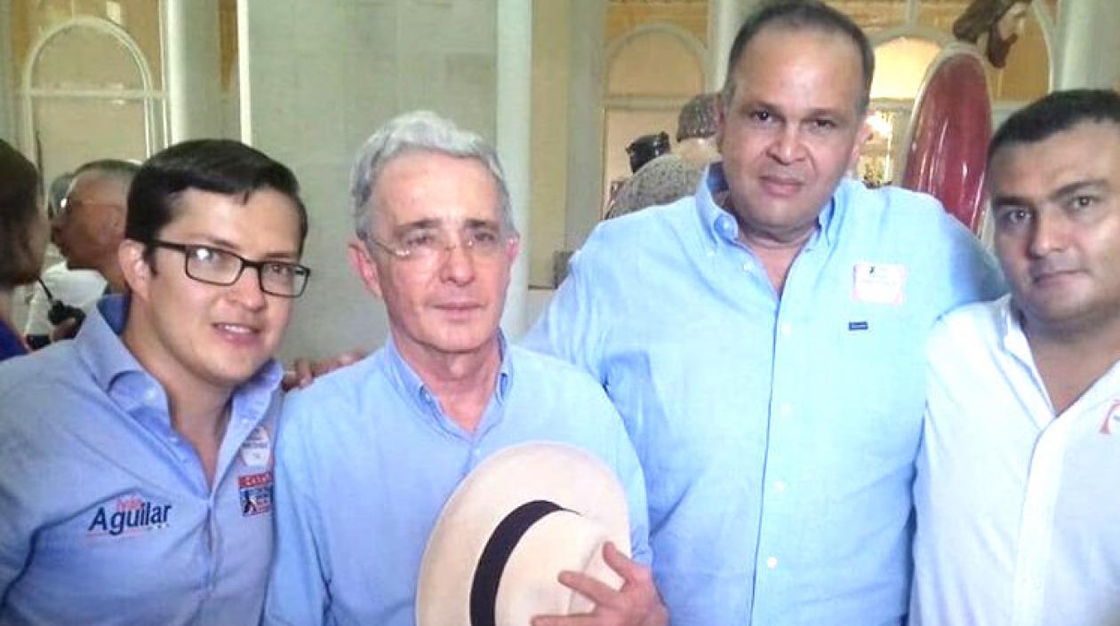 El Senador Álvaro Uribe y José Guillermo Hernández, en el centro de la foto.