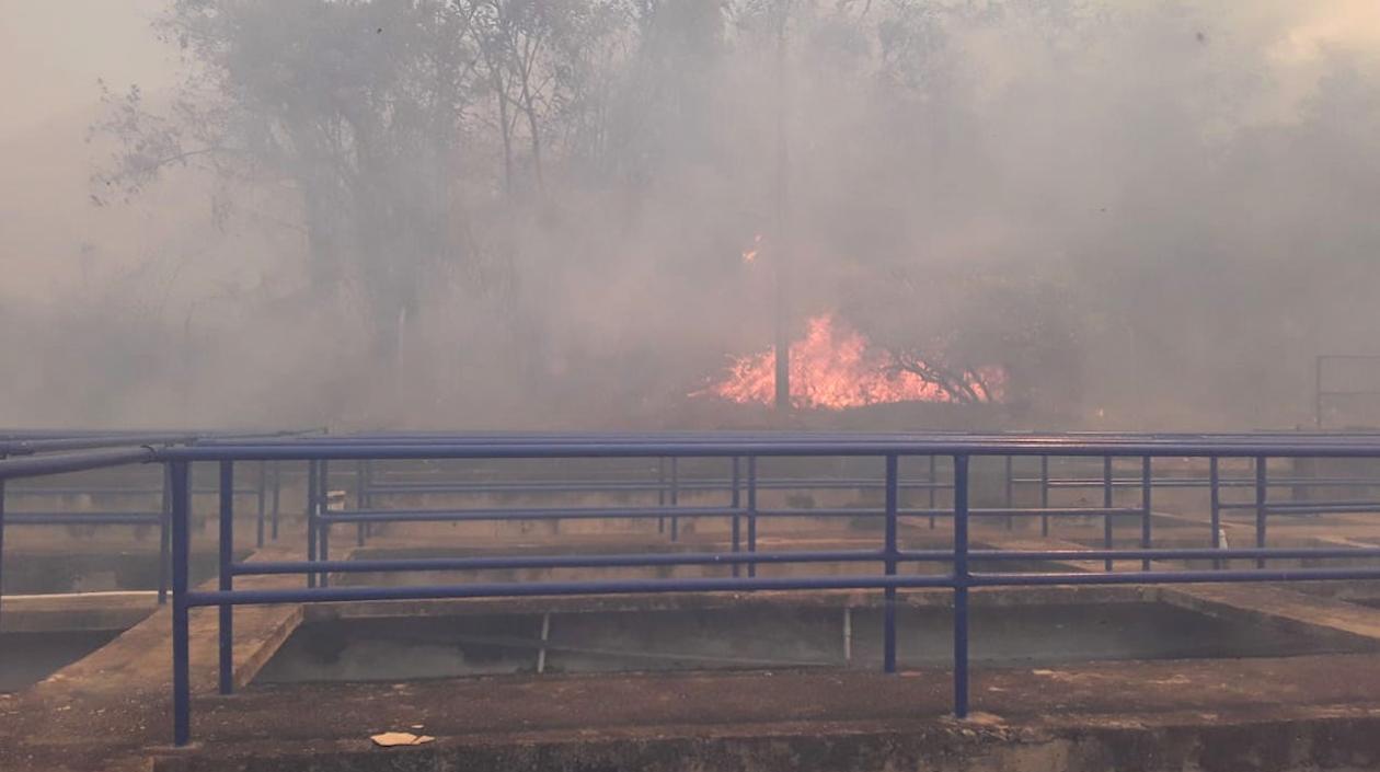 El incendio forestal en la zona próxima al acueducto de Maicao.