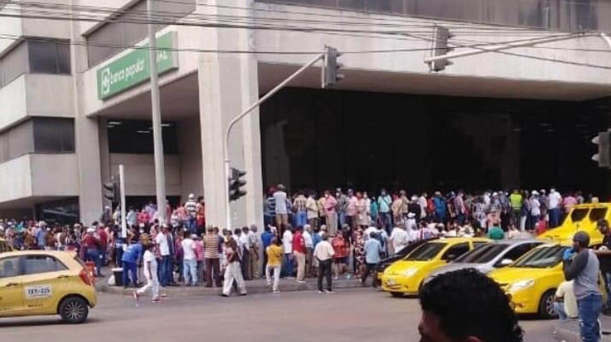 Foto del usuario @Wibbbastidas en Twitter de la aglomeración en el Banco Popular.