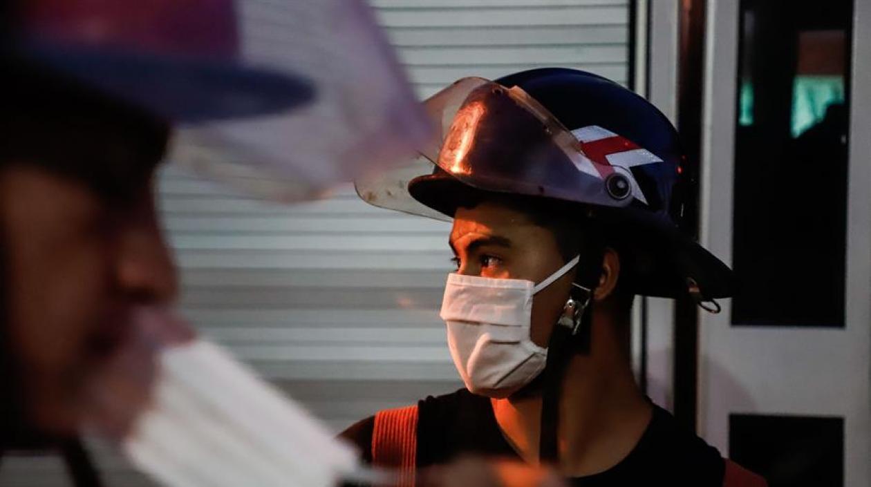 Un bombero paraguayo se protege con un tapabocas antes de salir a labores de desinfección de calles en Asunción (Paraguay). 