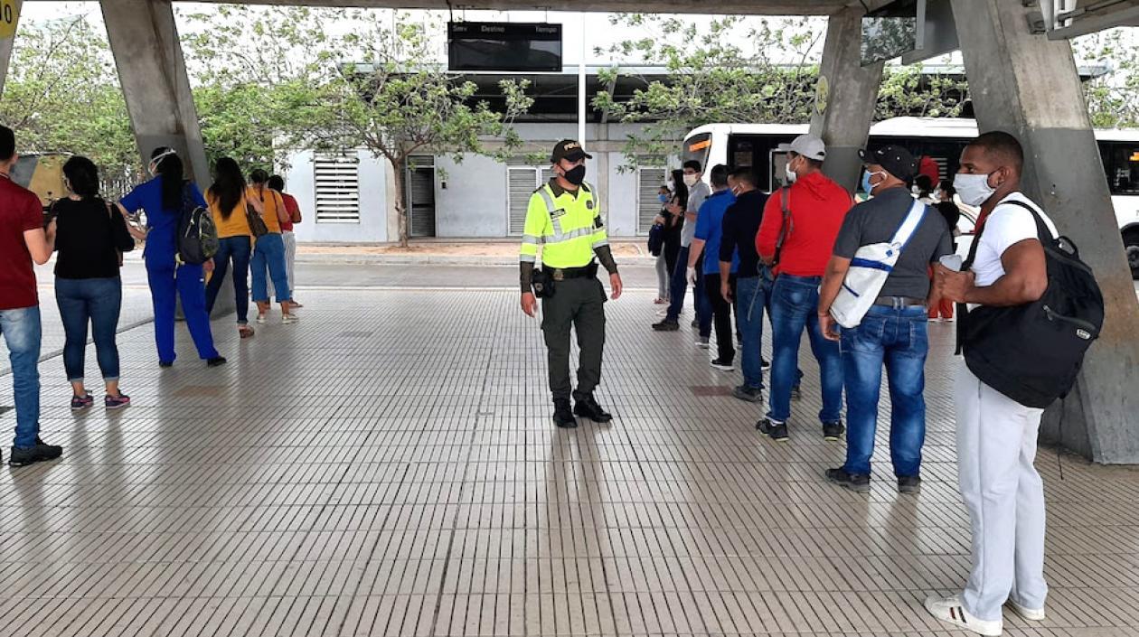 La Policía Nacional haciendo cumplir el uso del tapabocas a usuarios del transporte público.