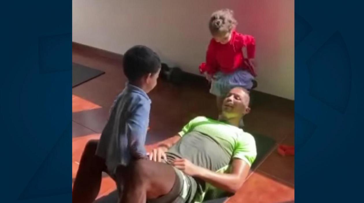 Cristiano Ronaldo hace ejercicio con la ayuda de sus hijos. 