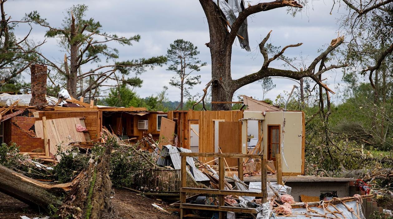 Detalle de una vivienda destrozada por el paso de un tornado en Soso, Mississippi (Estados Unidos), este lunes.