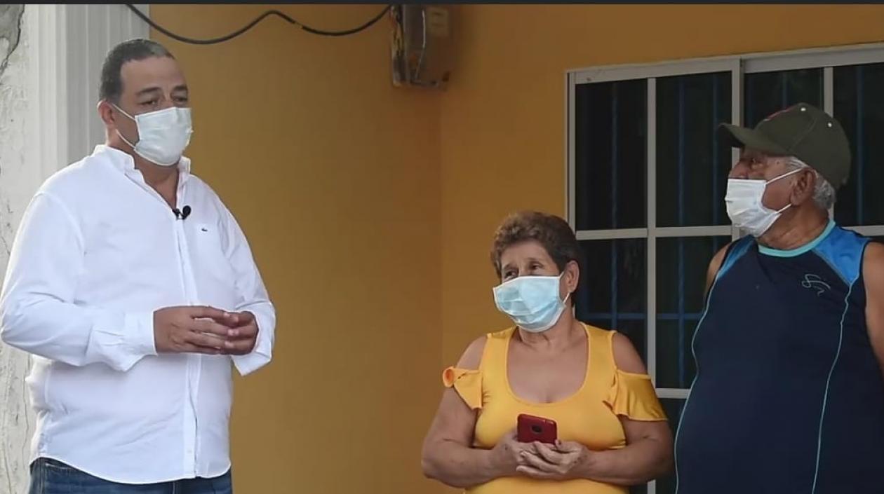 El Alcalde Roberto Celedón con los dos pacientes que superaron el Covid-19.