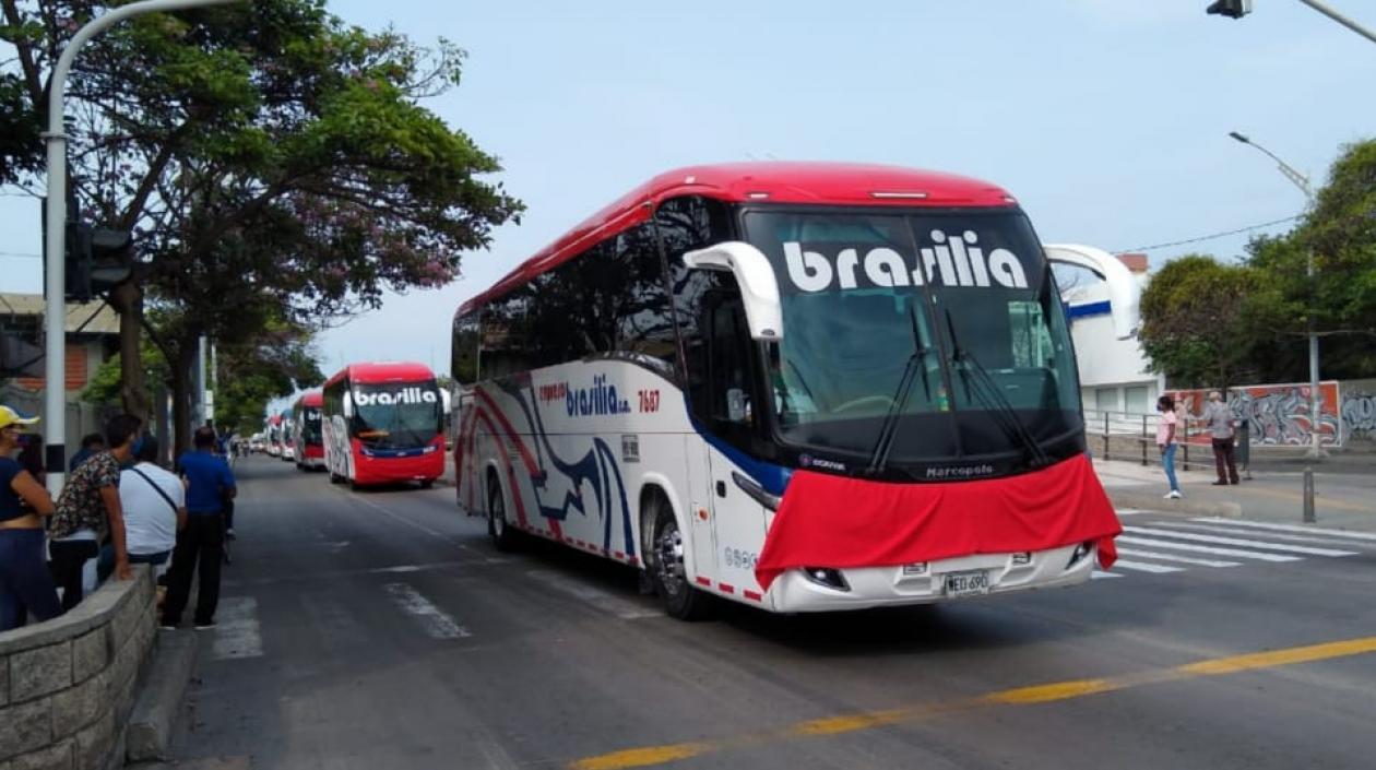 Buses interdepartamentales protestaron y sacaron el trapo rojo para la reactivación del sector.