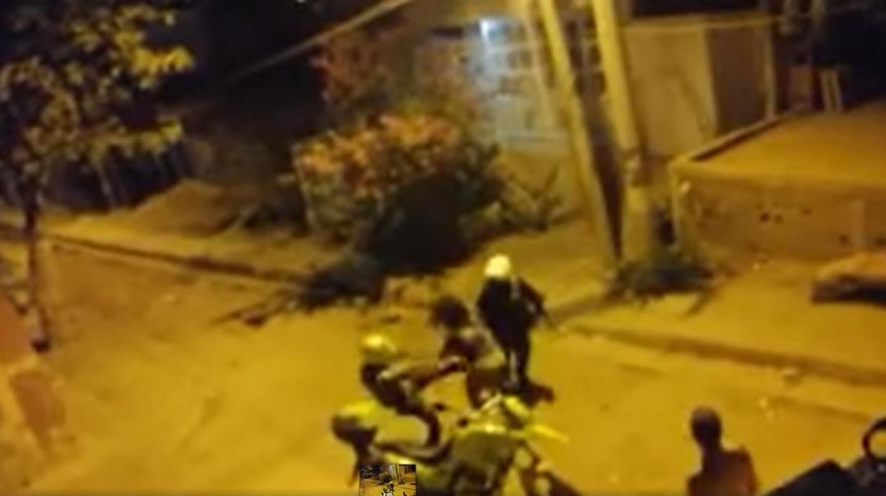 Imágenes del video de la agresión de los uniformados a la mujer en Cartagena.