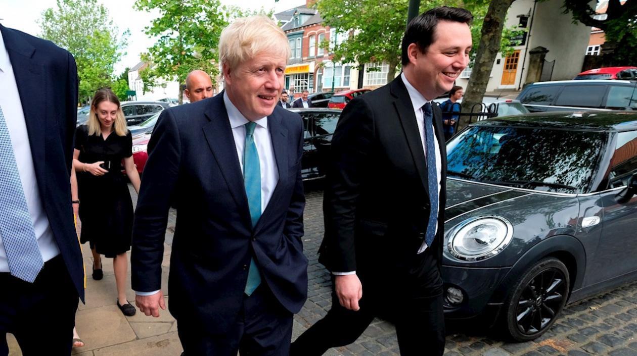 El primer ministro británico, Boris Johnson y el secretario de Estado de Administración Local, Simon Clarke.