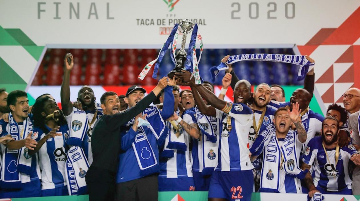Jugadores de Oporto celebrando el título.
