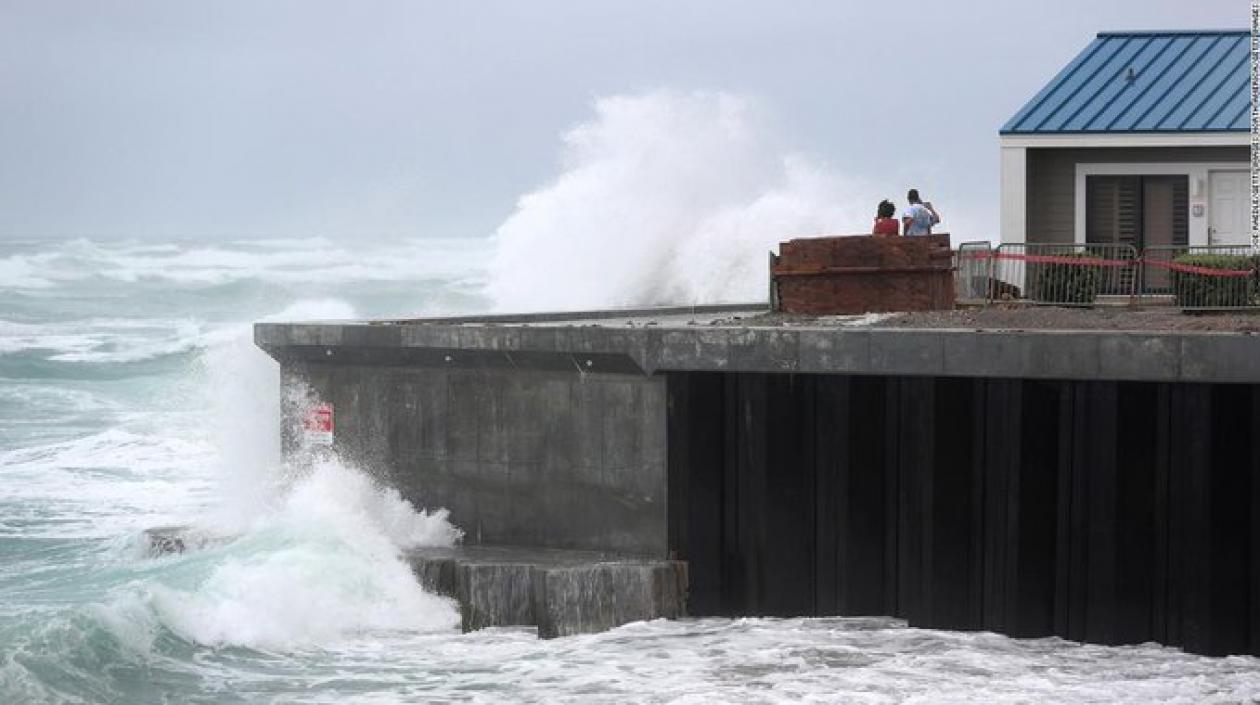 La tormenta, con vientos de 145 kilómetros por hora cuando tocó tierra anoche cerca de Ocean Isle Beach, en Carolina del Norte.