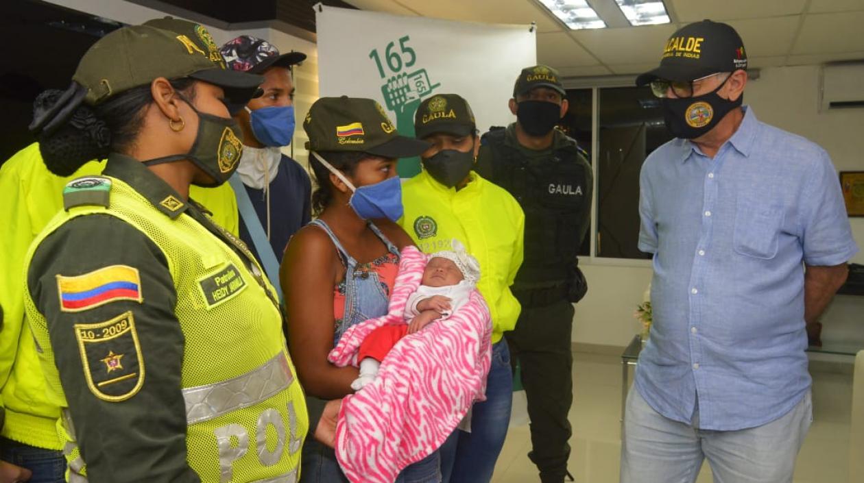 Entrega de bebé raptada en Cartagena.