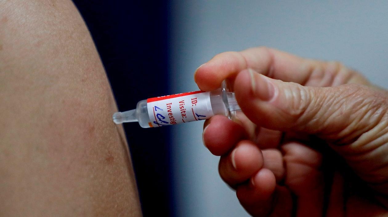 Un hombre recibe la segunda dosis en los ensayos de la vacuna contra el Covid-19 desarrollada por el laboratorio chino Sinovac Biotech.