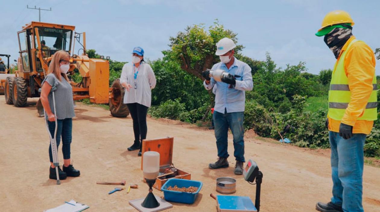 La Gobernadora en la inspección de obras de la vía Santa Lucía – Las Compuertas (Manatí)