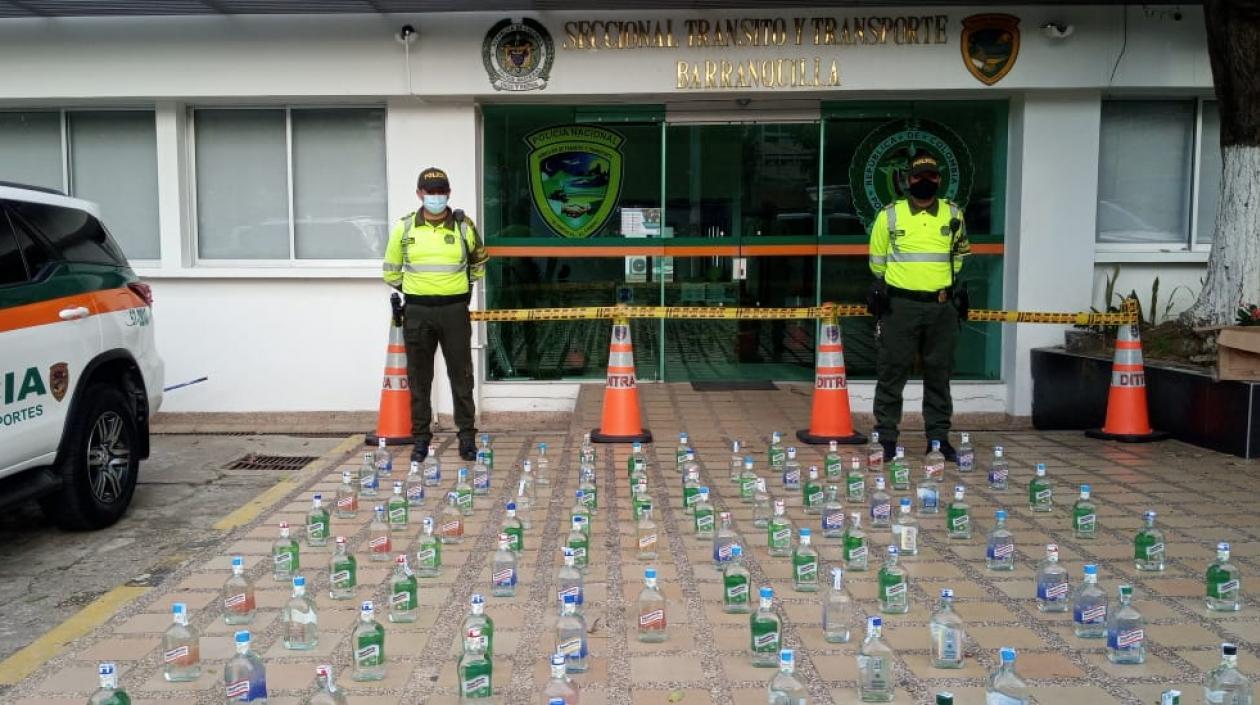 Botellas de aguardiente decomisadas por la Policía. 