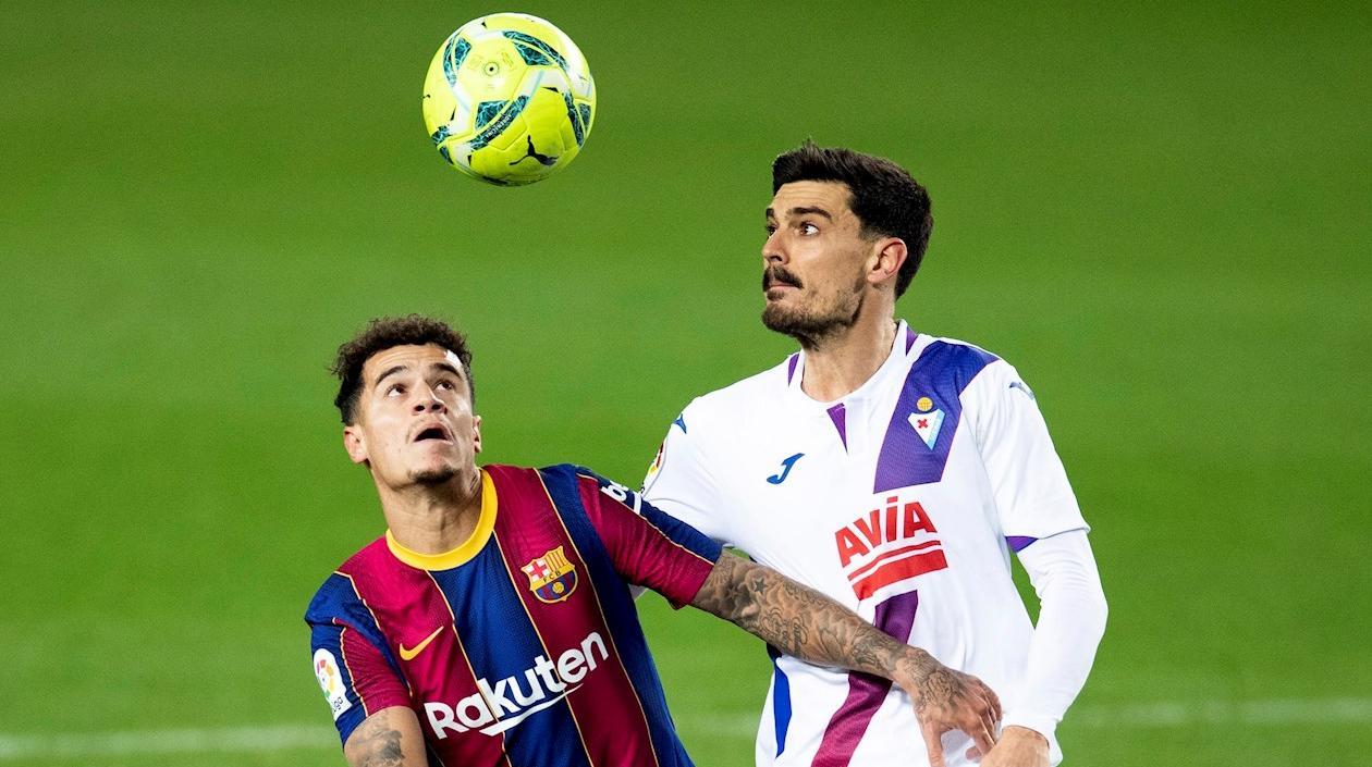 El centrocampista del FC Barcelona, Philippe Coutinho, lucha con Sergio, del Eibar.