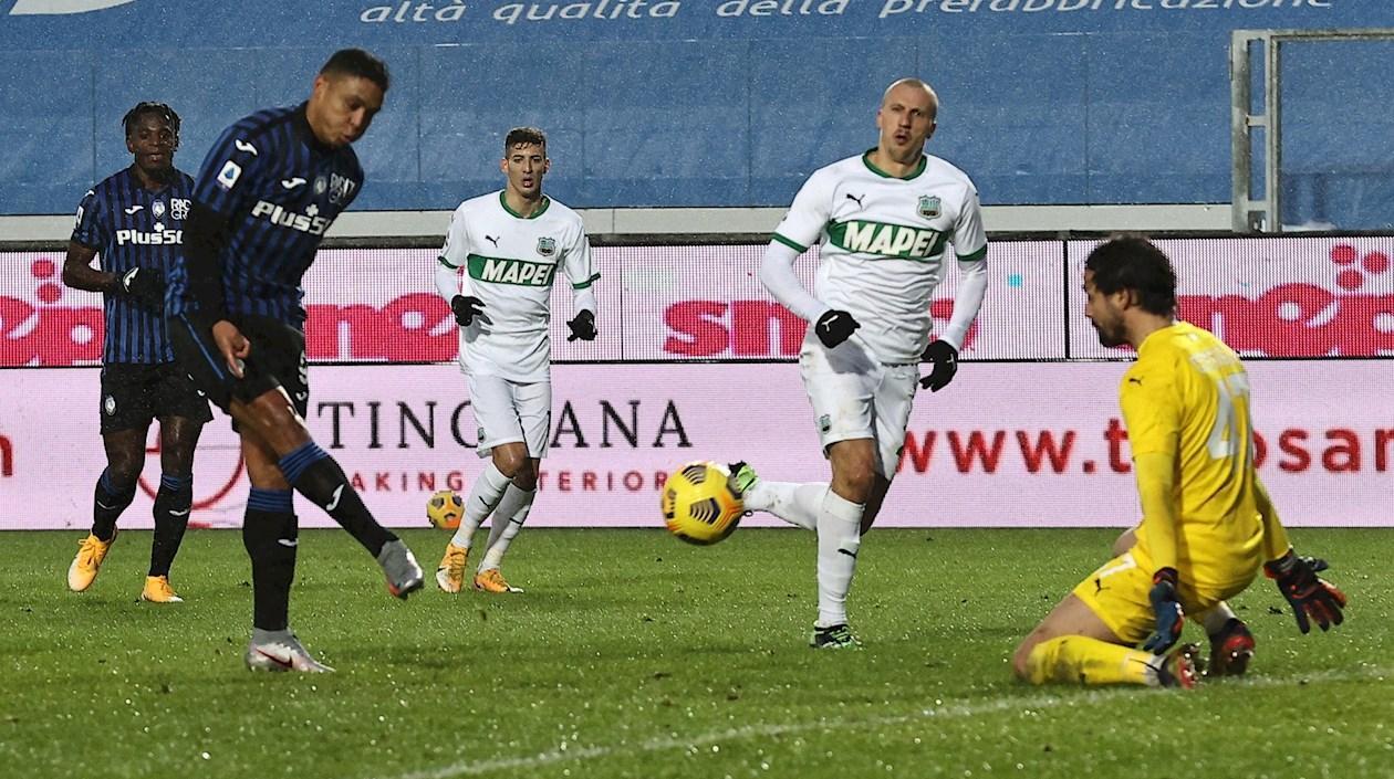 Luis Muriel anota un gol ante la mirada de Duván Zapata. 