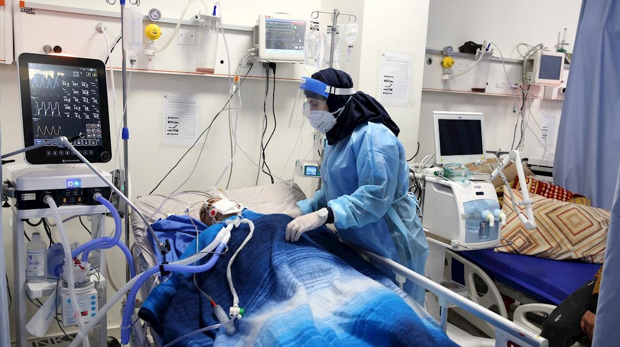 Un trabajador médico palestino revisa a un paciente en la sección Covid-19 del hospital Dura cerca de Hebrón.