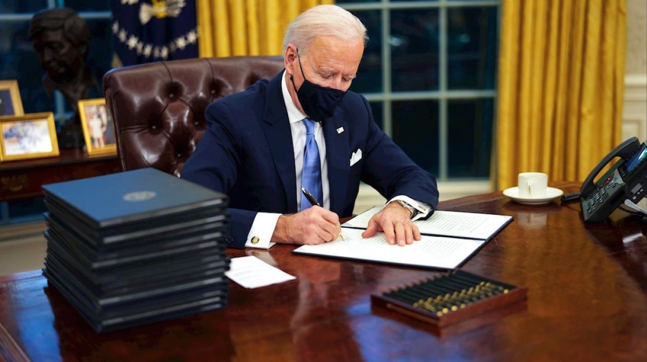 El Presidente Joe Biden firmando las primeras órdenes de gobierno.