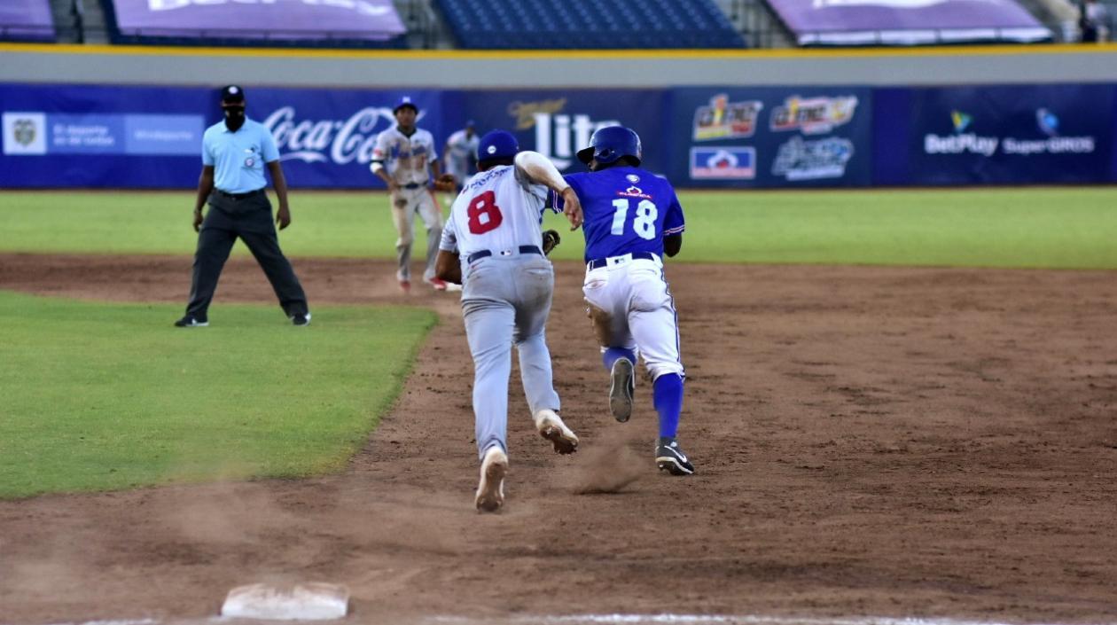 Tito Polo roba la segunda base, perseguido por José Brizuela. 
