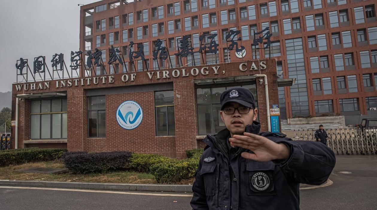 Un agente de seguridad impide tomar imágenes en el exterior del Instituto de Virología de Wuhan, China. 