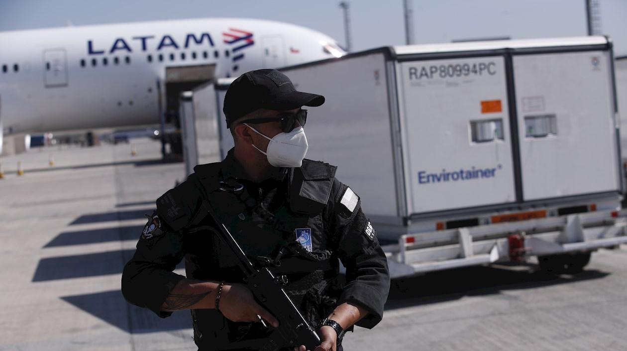 Miembros de seguridad escoltan el cargamento de casi dos millones de vacunas chinas Sinovac hoy, en el aeropuerto de Santiago (Chile). 