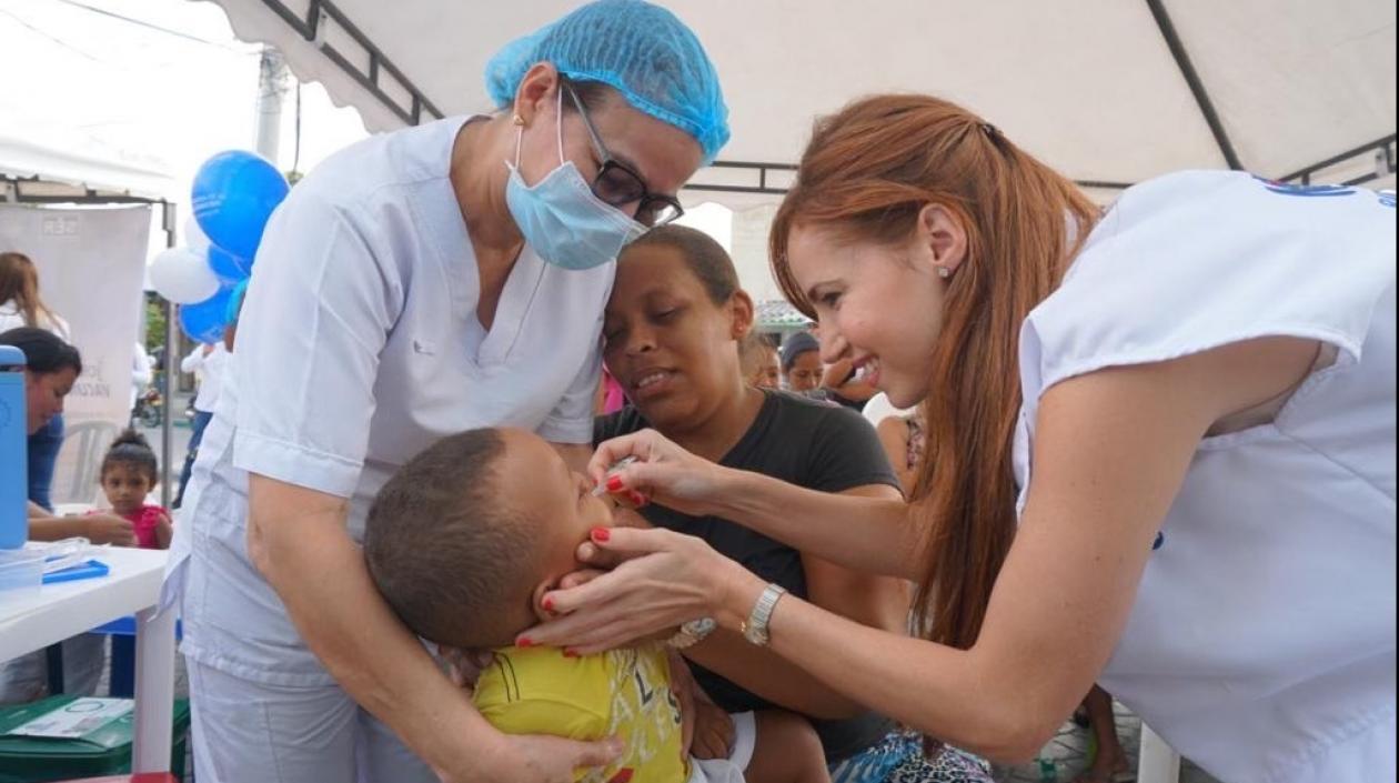 Primera dama de Barranquilla, Silvana Puello, en una jornada de vacunación.