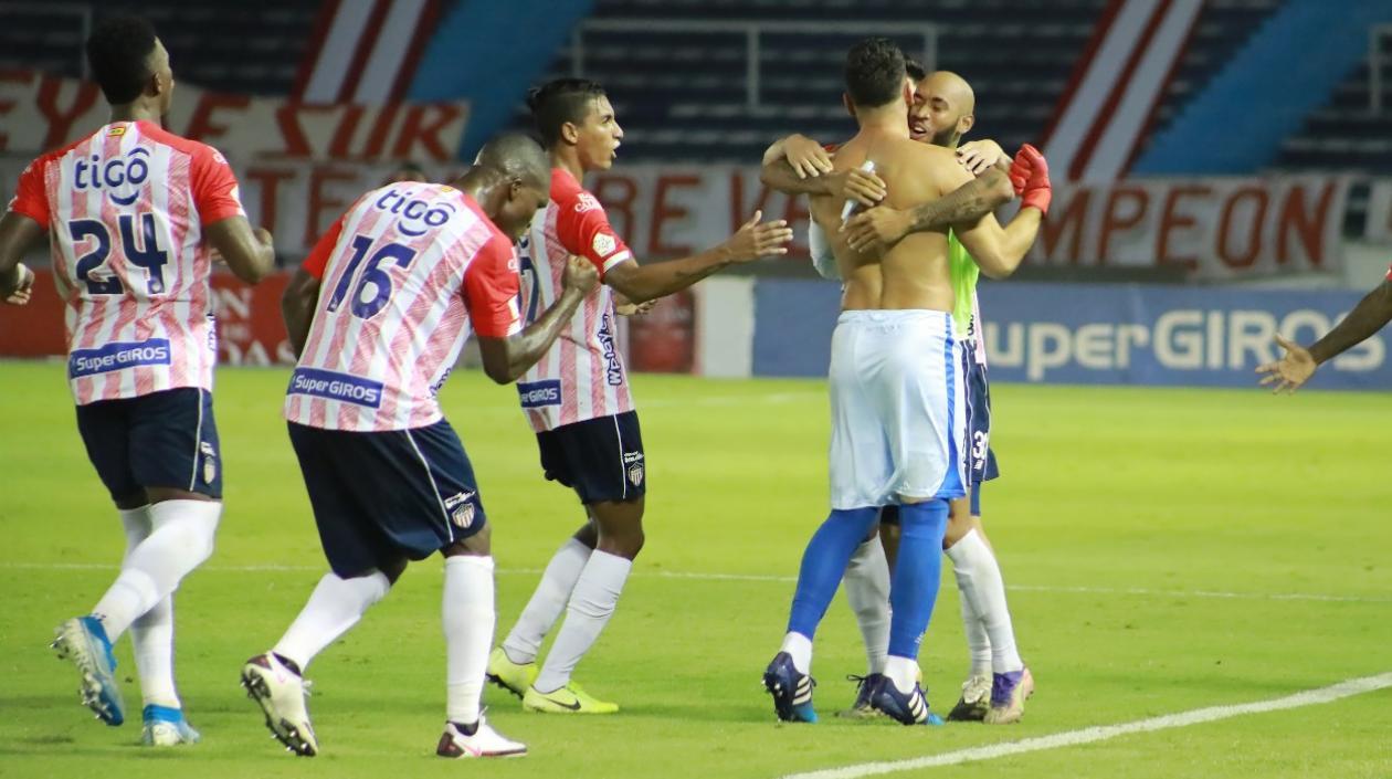 Sebastián Viera festeja el gol con Freddy Hinestroza. 