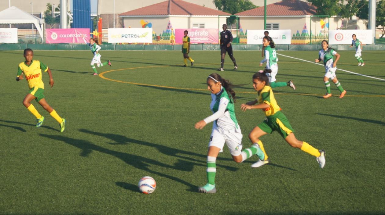 Fútbol Femenino en la cancha del polideportivo Carlos 'Pibe' Valderrama. 