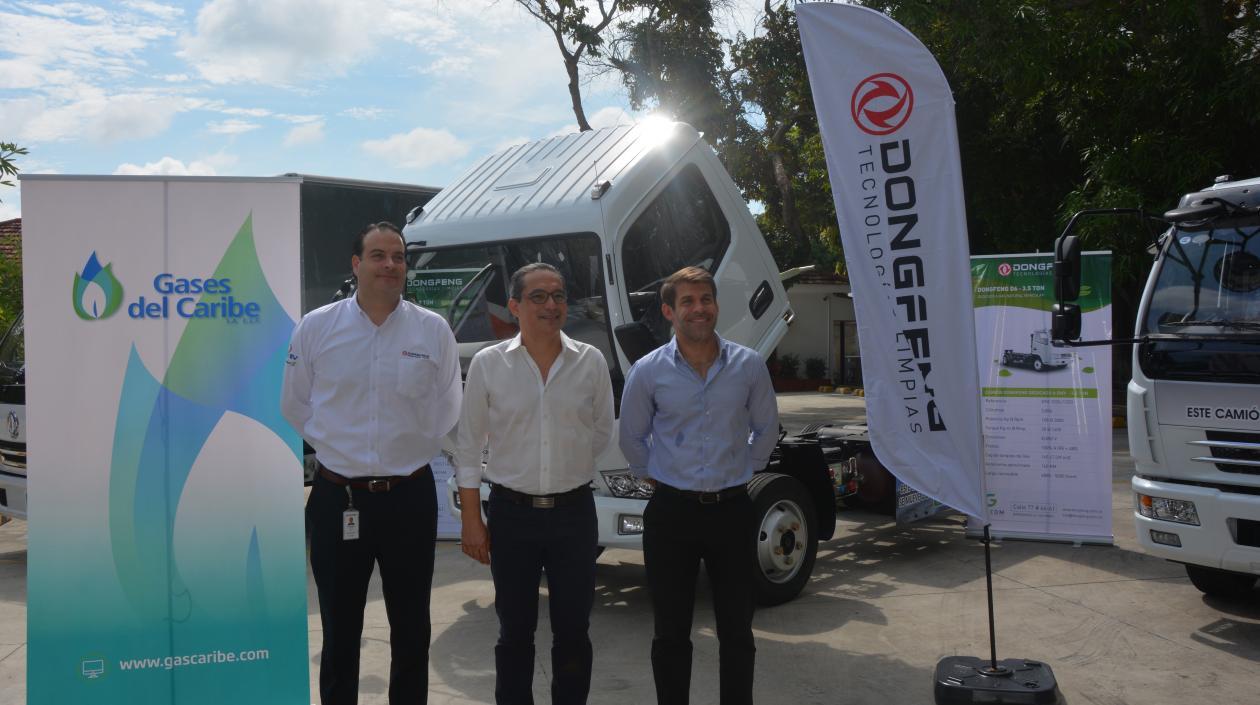 Funcionarios de Surtigas; Gascom – Dongfeng y Gases del Caribe, en la presentación de los 4 vehículos a gnv.