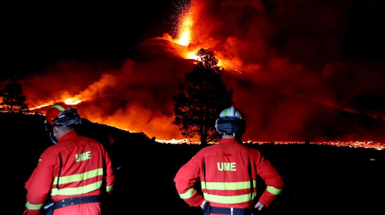 Durante la noche, equipos de la Unidad Militar de Emergencias (UME) han continuado con la vigilancia  en el volcán.