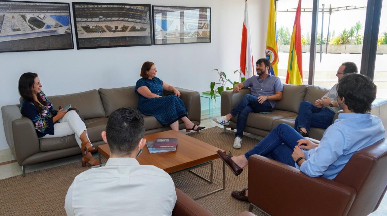Reunión de Jaime Pumarejo con la embajadora de Australia. 