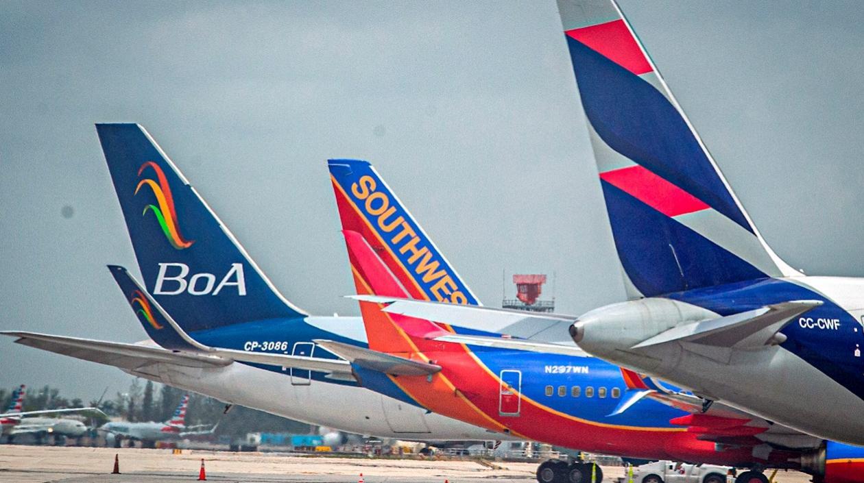 Aviones de varias compañías aéreas, en el aeropuerto Internacional de Miami, Florida (EE.UU.).