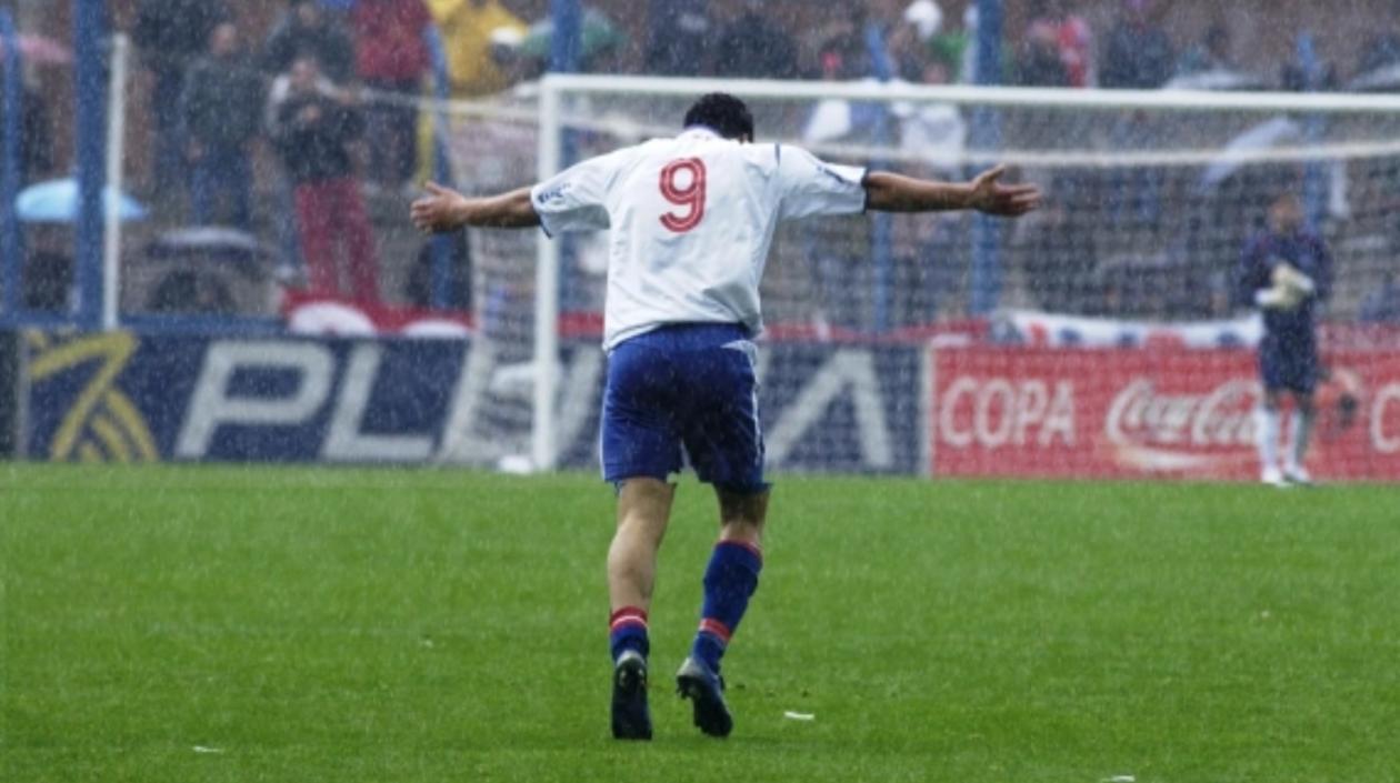 Luis Suárez celebra su primer gol como profesional. 