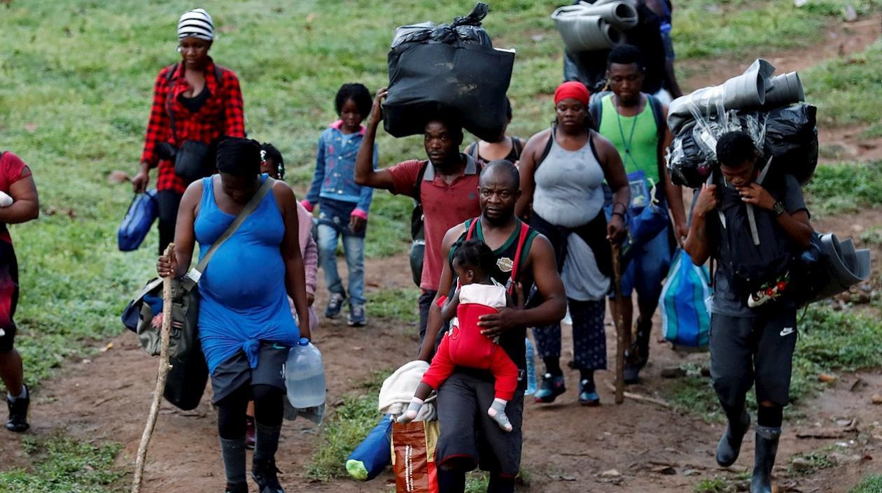 Migrantes haitianos en su camino hacia Panamá por el Tapón del Darién en Acandí, Colombia.
