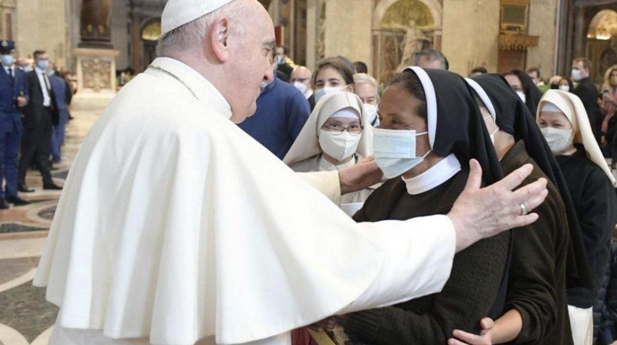 El Papa Francisco saluda a la monja colombiana Gloria Cecilia Narváez, liberada tras 4 años de secuestro.