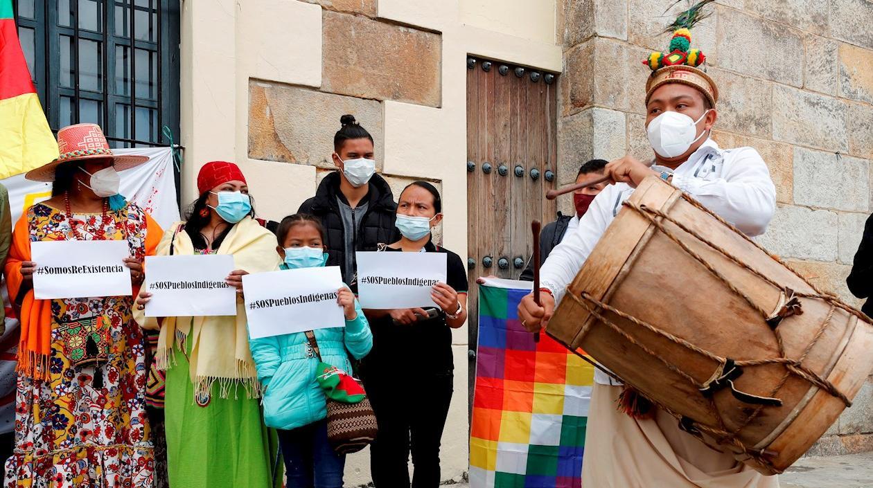 Indígenas hoy durante una protesta en la Plaza de Bolívar, en Bogotá.