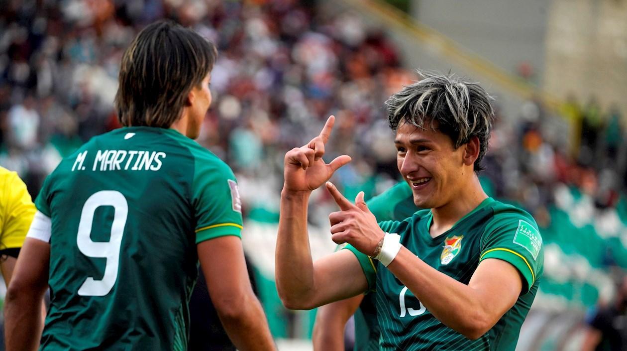 Víctor Abrego (d) de Bolivia celebra un gol con  Marcelo Martins.