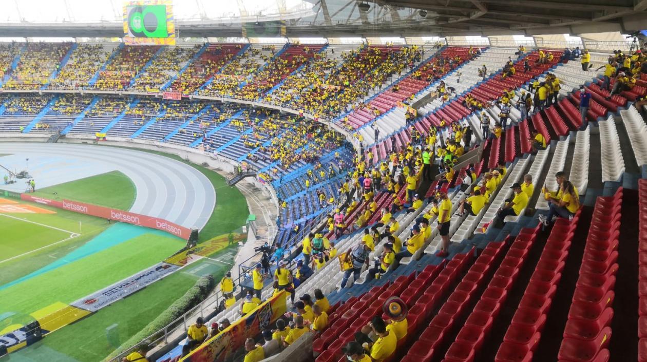 Hinchas llenando el Metro para el partido Colombia-Ecuador.