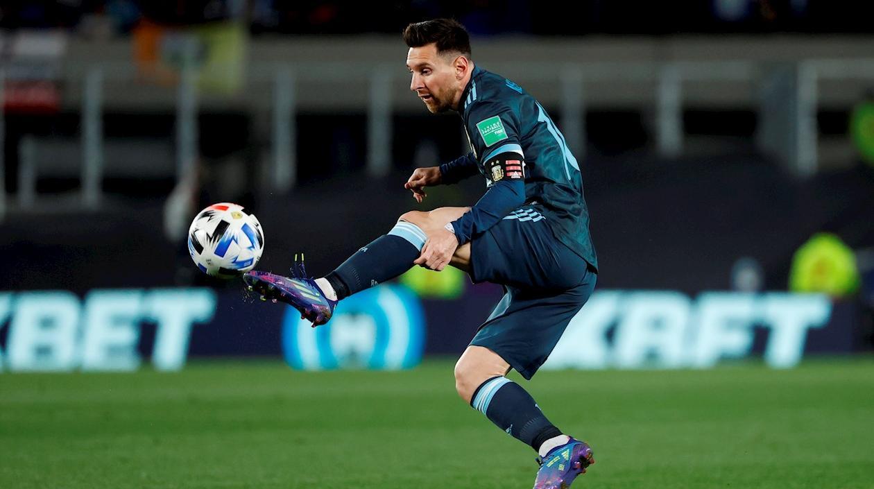 Lionel Messi de Argentina toma hoy el balón contra Perú, durante un partido por las eliminatorias sudamericanas al Mundial de Catar 2022,