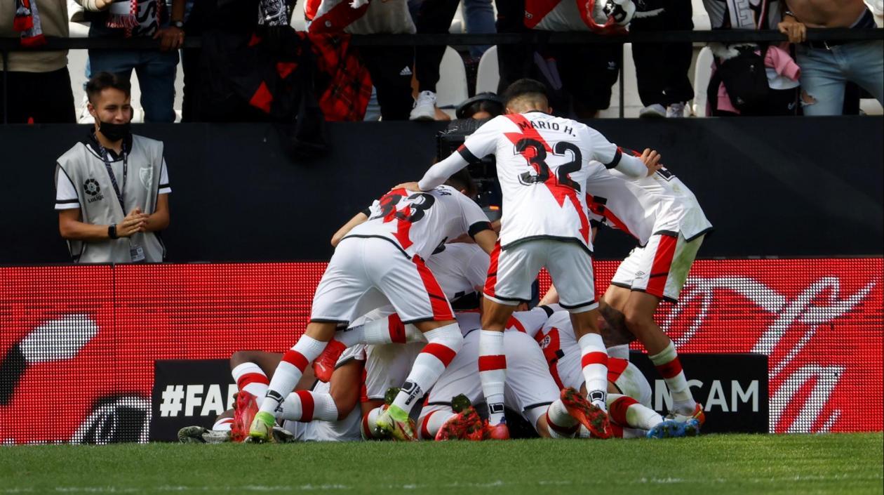 Jugadores del Rayo Vallecano celebran el gol del triunfo. 