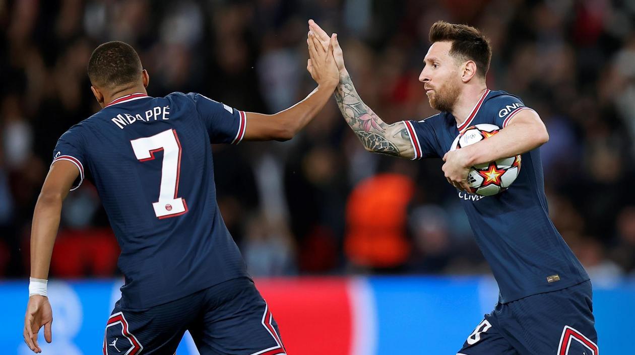 Lionel Messi recibe la felicitación Kylian Mbappé. 