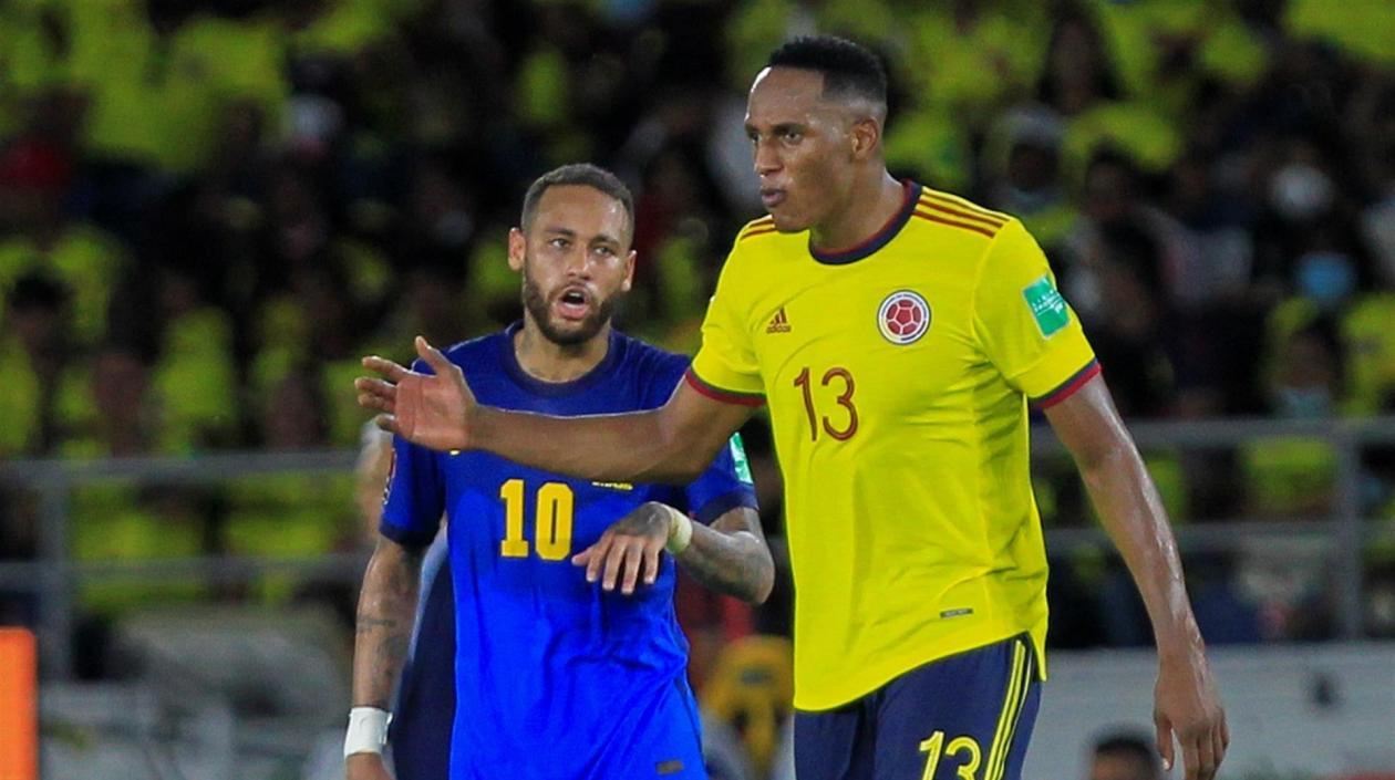 Yerry Mina y Neymar en el partido Colombia ante Brasil.