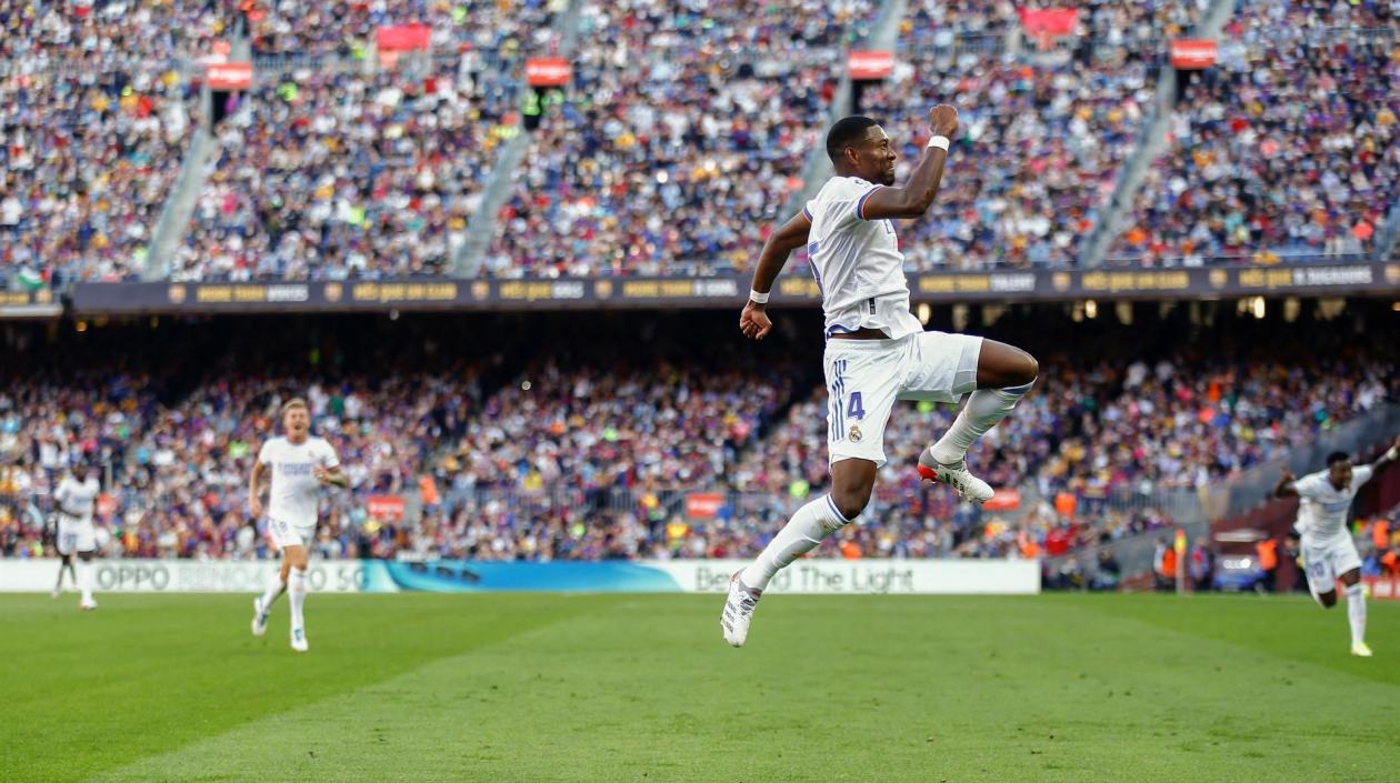 David Alaba celebra el gol que puso en ventaja al Real Madrid. 