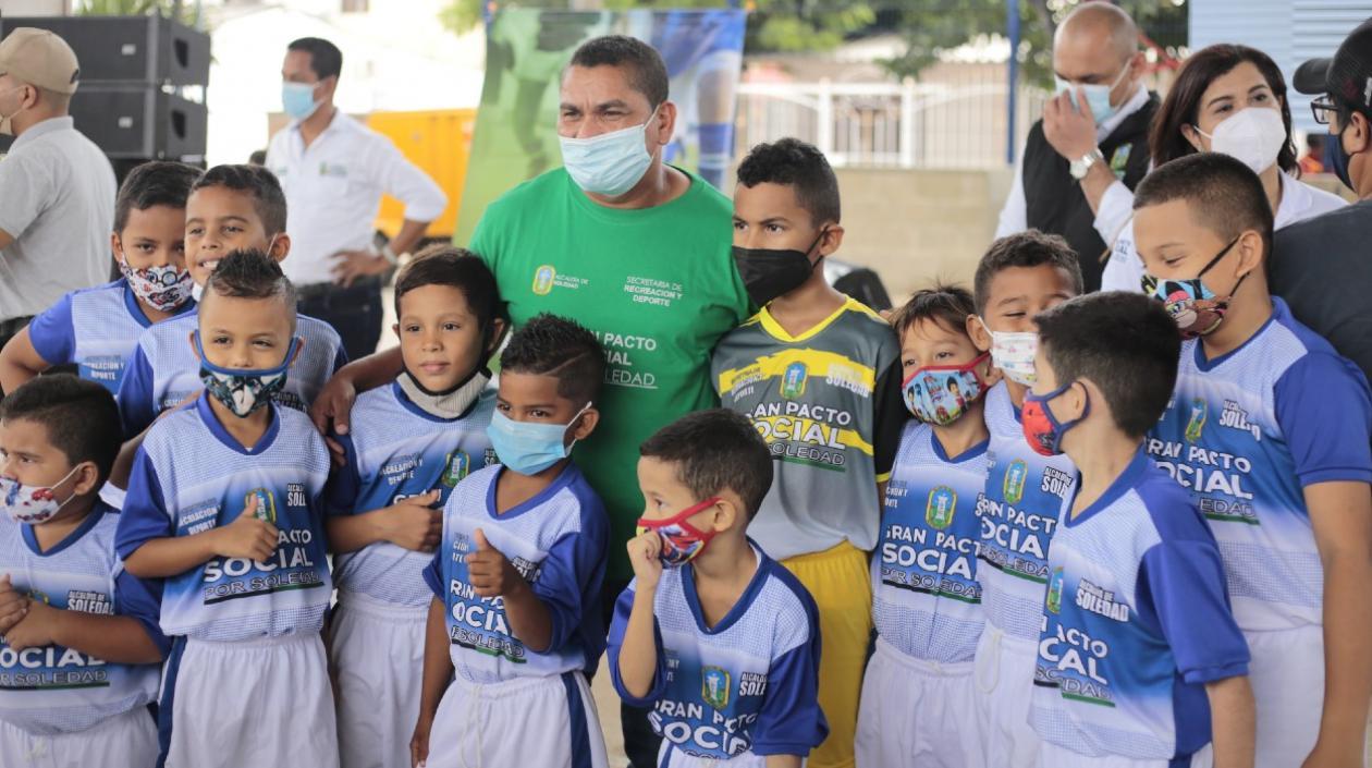 Víctor Danilo Pacheco con algunos de los niños beneficiados. 