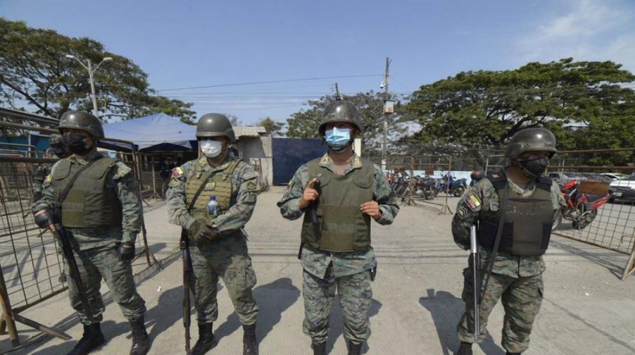 Policía ecuatoriana retomó el control de la cárcel en Guayaquil.