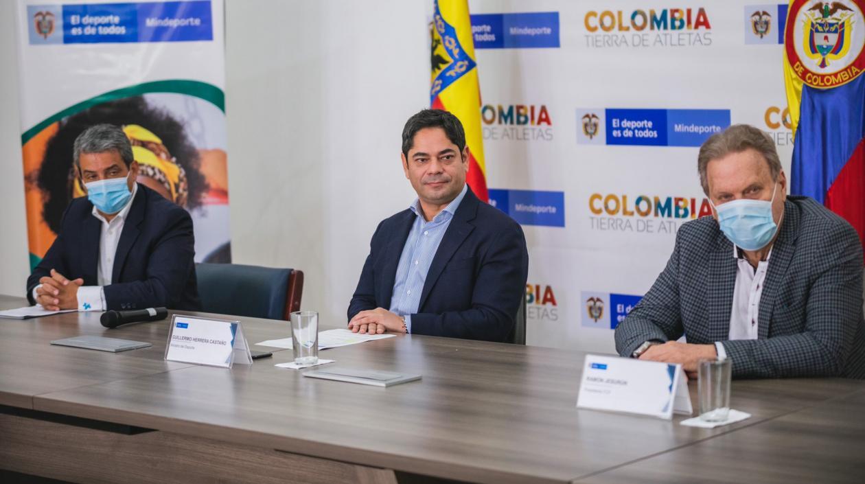 Fernando Jaramillo, presidente de la Dimayor; Guillermo Herrera, ministro del Deporte, y Ramón Jesurún, presidente de la FCF. 